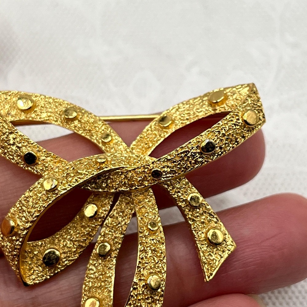 Vintage Crown Trifari Gold Tone Textured Studded Bow Ribbon Pin Brooch - Picture 3 of 12